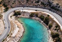 Ξεκινούν την Δευτέρα 29 Μαρτίου εργασίες αποκατάστασης οδοστρώματος στο τμήμα της παραλιακής λεωφόρου μεταξύ Βουλιαγμένης και Βάρκιζας. 15 εκατομμύρια ευρώ ο προϋπολογισμός του έργου