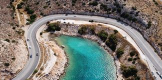 Ξεκινούν την Δευτέρα 29 Μαρτίου εργασίες αποκατάστασης οδοστρώματος στο τμήμα της παραλιακής λεωφόρου μεταξύ Βουλιαγμένης και Βάρκιζας. 15 εκατομμύρια ευρώ ο προϋπολογισμός του έργου