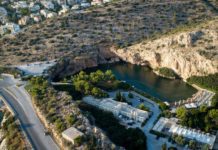 Τι παίζεται με τα “Εκκλησιαστικά ακίνητα” στη Βουλιαγμένη. Νέες αιχμές του Γρηγόρη Κωνσταντέλλου