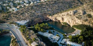 Τι παίζεται με τα “Εκκλησιαστικά ακίνητα” στη Βουλιαγμένη. Νέες αιχμές του Γρηγόρη Κωνσταντέλλου