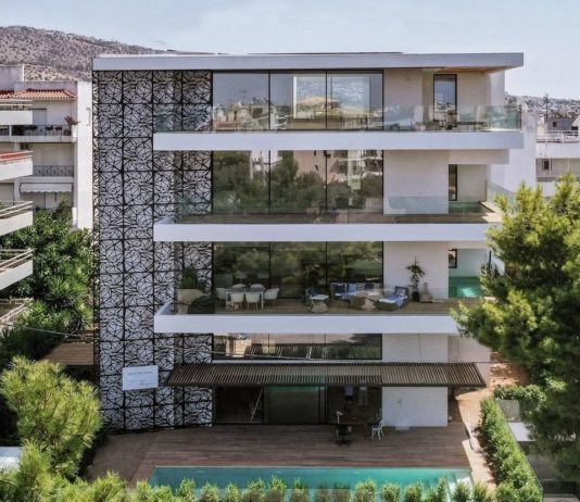 Πολυτελής πολυκατοικία στη Γλυφάδα με τα διαμερίσματα που μοιάζουν με μικρές βίλες (φωτό)