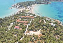 Τι γίνεται με τα “ιερά ακίνητα” στη Βουλιαγμένη. Τι σχολιάζει η Εκκλησία. Έντονες αντιδράσεις από το Δήμο