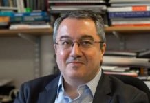 Ο Καθηγητής Ηλίας Μόσιαλος εξηγεί αν μεταδίδουν τον ιό οι εμβολιασμένοι