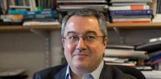 Ο Καθηγητής Ηλίας Μόσιαλος εξηγεί αν μεταδίδουν τον ιό οι εμβολιασμένοι