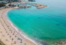 “Μύρισε” καλοκαίρι στο παραλιακό μέτωπο της Γλυφάδας. Έτοιμη και εξοπλισμένη η παραλία (φωτό)