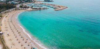 “Μύρισε” καλοκαίρι στο παραλιακό μέτωπο της Γλυφάδας. Έτοιμη και εξοπλισμένη η παραλία (φωτό)
