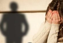 Πέρασαν χειροπέδες σε δάσκαλο για ερωτικά μηνύματα σε ανήλικες μαθήτριες παραλιακού δήμου