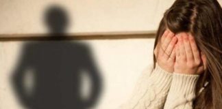 Πέρασαν χειροπέδες σε δάσκαλο για ερωτικά μηνύματα σε ανήλικες μαθήτριες παραλιακού δήμου