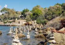 Η υπαίθρια γλυπτοθήκη  στο Καβούρι του Νίκου Κατσάκου (φωτό)