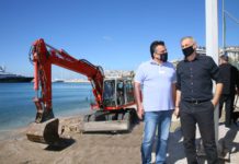 Εργασίες καθαρισμού στις παραλίες Βοτσαλάκια  και Φρεαττύδα από τον Δήμο Πειραιά