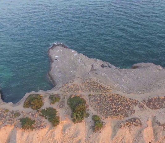 Δαντελένιες ακρογιαλιές στο νησάκι Ντούνη στην Αττική Ακτή (video)