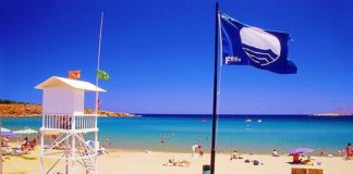 Γαλάζιες σημαίες θα κυματίζουν και φέτος στις ελεύθερες παραλίες της Γλυφάδας