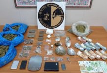 Έφοδος της Ασφάλειας σε σπίτι στη Γλυφάδα. Χειροπέδες σε δύο άτομα για κατοχή και διακίνηση ναρκωτικών