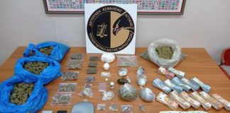 Έφοδος της Ασφάλειας σε σπίτι στη Γλυφάδα. Χειροπέδες σε δύο άτομα για κατοχή και διακίνηση ναρκωτικών