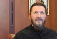 Η μαρτυρία του Mητροπολίτη Γλυφάδας για την επίθεση με καυστικό υγρό: Νομίζαμε ότι ήταν λάδι – Μετά αρχίσαμε να νιώθουμε το κάψιμο (video)