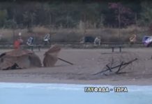 Γλυφάδα: Έβαλαν φωτιά σε ομπρέλες Επεισοδιακό beach party στη Γλυφάδα έβαλαν φωτιά σε ομπρέλες και πέταξαν πέτρες στην Πυροσβεστική. Τι λέει ο Δήμαρχος(video)