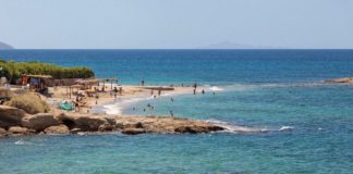 Επίθεση σε νεαρή γυναίκα στη πλαζ της Αγίας Μαρίνας. Συνέλαβαν τους δράστες που έκανα και live μετάδοση των σοκαριστικών σκηνών