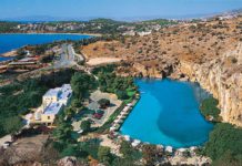 Συνεχίζεται η αντιπαράθεση Δήμου- Εκκλησίας για τα “ιερά ακίνητα της Βουλιαγμένης”