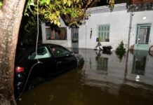 Πλημμύρισε δρόμος στη Γλυφάδα -Το νερό σχεδόν κάλυψε τα ΙΧ (βίντεο)