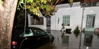 Πλημμύρισε δρόμος στη Γλυφάδα -Το νερό σχεδόν κάλυψε τα ΙΧ (βίντεο)