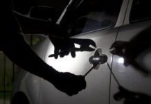 Πέρασαν χειροπέδες σε διαρρήκτη αυτοκινήτων στη Βουλιαγμένη