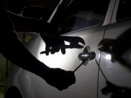 Πέρασαν χειροπέδες σε διαρρήκτη αυτοκινήτων στη Βουλιαγμένη