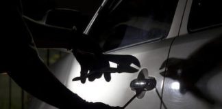 Πέρασαν χειροπέδες σε διαρρήκτη αυτοκινήτων στη Βουλιαγμένη