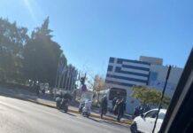 Λεωφορείο “καρφώθηκε” στο παλιό Δημαρχείο Γλυφάδας. Σύγκρουση με Ι.Χ ευτυχώς χωρίς θύματα(φωτό)