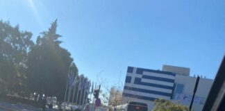 Λεωφορείο “καρφώθηκε” στο παλιό Δημαρχείο Γλυφάδας. Σύγκρουση με Ι.Χ ευτυχώς χωρίς θύματα(φωτό)