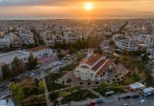 Αναμορφώθηκε η πλατεία του Αγίου Τρύφωνα στη Γλυφάδα. Όαση πρασίνου και αναζωογόνησης των κατοίκων