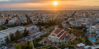 Αναμορφώθηκε η πλατεία του Αγίου Τρύφωνα στη Γλυφάδα. Όαση πρασίνου και αναζωογόνησης των κατοίκων