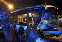 Έχασε τον έλεγχο και έπεσε στη νησίδα. Σοβαρό τροχαίο με λεωφορείο στη παραλιακή