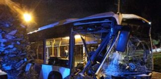 Έχασε τον έλεγχο και έπεσε στη νησίδα. Σοβαρό τροχαίο με λεωφορείο στη παραλιακή