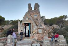 Λειτουργήθηκε το εκκλησάκι του Αγίου Νικολάου στη Βουλιαγμένη μετά από πολλά χρόνια