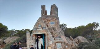 Λειτουργήθηκε το εκκλησάκι του Αγίου Νικολάου στη Βουλιαγμένη μετά από πολλά χρόνια