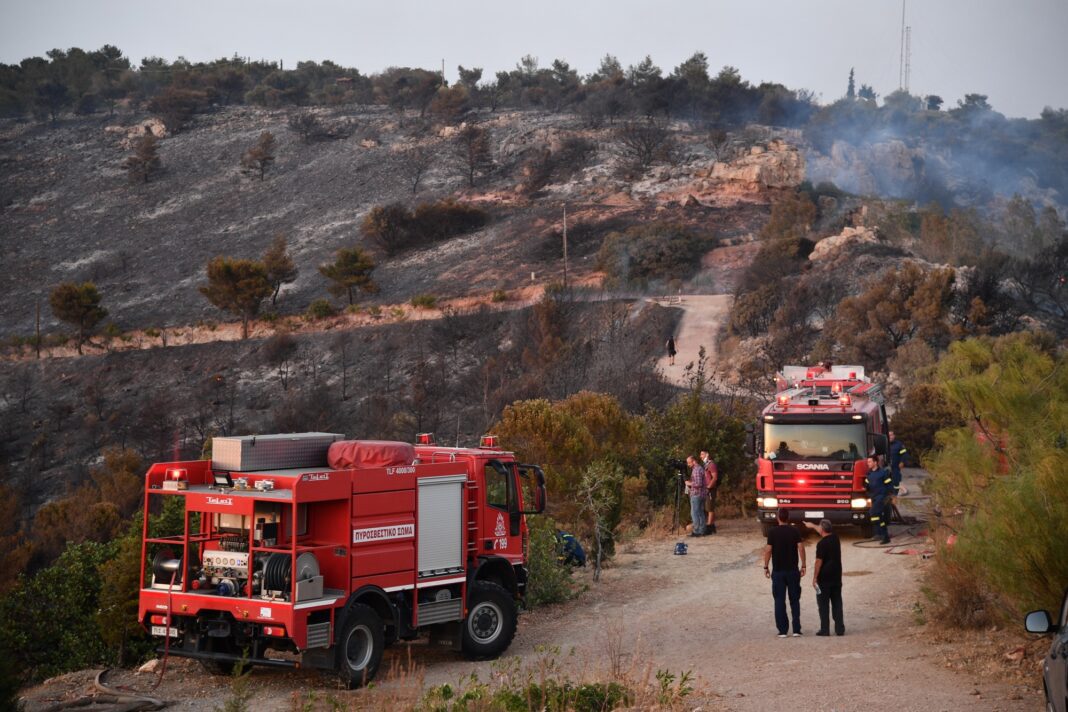 Σε ύφεση η πυρκαγιά στη Βούλα – Σε επιφυλακή πυροσβεστική και Αρχές