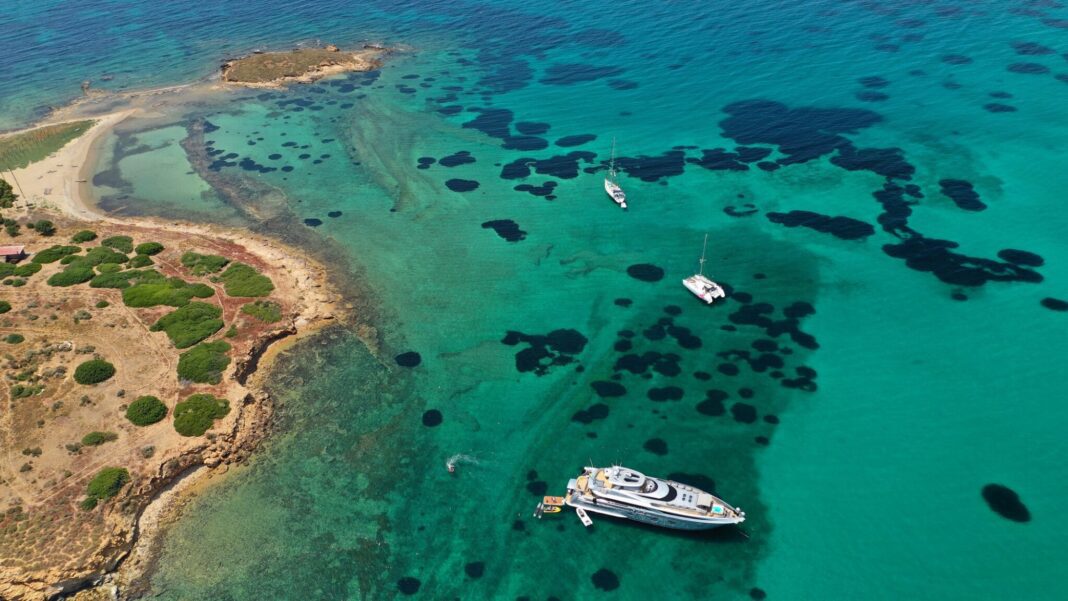 Πως έγινε η σύγκρουση θαλαμηγού και ιστιοφόρου στην Υδρούσα – Στο Ασκληπιείο 39χρονη τραυματίας