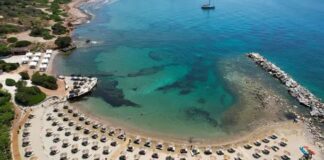 Πώς ξανάγιναν πεντακάθαρες οι παραλίες της Αθηναϊκής Ριβιέρας Πώς ξανάγιναν πεντακάθαρες οι παραλίες της Αθηναϊκής Ριβιέρας