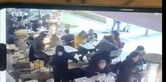 Καρέ-καρέ η “μάχη” σε μπαρ της Νέας Σμύρνης – Δύο νεκροί νεκρός και δύο τραυματίες (video) (upd) Καρέ-καρέ η "μάχη" σε μπαρ της Νέας Σμύρνης – Ένας νεκρός και δύο τραυματίες (video)