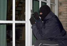 Πως εισέβαλαν οι ένοπλοι κουκουλοφόροι σε μονοκατοικία στο Λαγονήσι Πως εισέβαλαν οι ένοπλοι κουκουλοφόροι σε μονοκατοικία στο Λαγονήσι