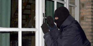 Πως εισέβαλαν οι ένοπλοι κουκουλοφόροι σε μονοκατοικία στο Λαγονήσι Πως εισέβαλαν οι ένοπλοι κουκουλοφόροι σε μονοκατοικία στο Λαγονήσι
