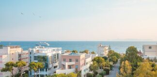 Γιατί διαμαρτύρεται η Γλυφάδα για τις αντικειμενικές αξίες – Πως “απογείωσαν” τις τιμές Γιατί διαμαρτύρεται η Γλυφάδα για τις αντικειμενικές αξίες – Πως "απογείωσαν" τις τιμές