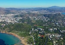 Ποιά είναι τα έξη οικόπεδα “φιλέτα” στη Βουλιαγμένη που βγάζει σε διαγωνισμό η Εκκλησία