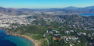 Ποιά είναι τα έξη οικόπεδα “φιλέτα” στη Βουλιαγμένη που βγάζει σε διαγωνισμό η Εκκλησία