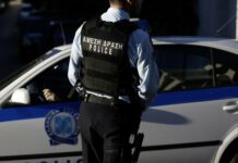 Πως “πέρασε χειροπέδες” η αστυνομία στους τέσσερεις που κατηγορούνται για ληστεία στη Γλυφάδα Πως "πέρασε χειροπέδες" η αστυνομία στους τέσσερεις που κατηγορούνται για ληστεία στη Γλυφάδα