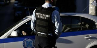 Πως “πέρασε χειροπέδες” η αστυνομία στους τέσσερεις που κατηγορούνται για ληστεία στη Γλυφάδα Πως "πέρασε χειροπέδες" η αστυνομία στους τέσσερεις που κατηγορούνται για ληστεία στη Γλυφάδα