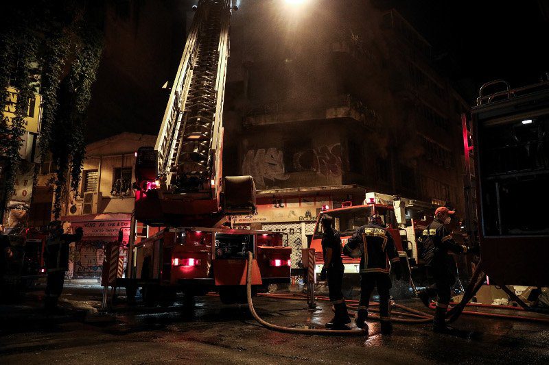 Συναγερμός στη Ποσειδώνος – Μεγάλη πυρκαγιά σε πολυκατοικία στον Άλιμο