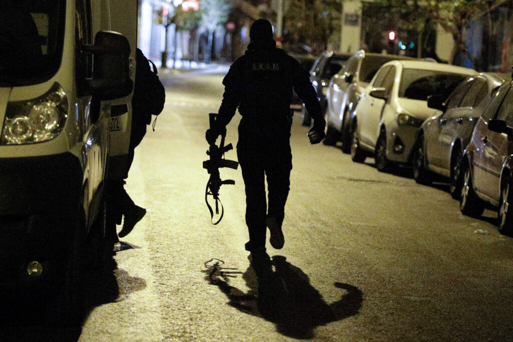 ekviastes Πως εκβιάζαν και "λεηλατούσαν" μαγαζιά στα Νότια – Στον εισαγγελέα η συμμορία