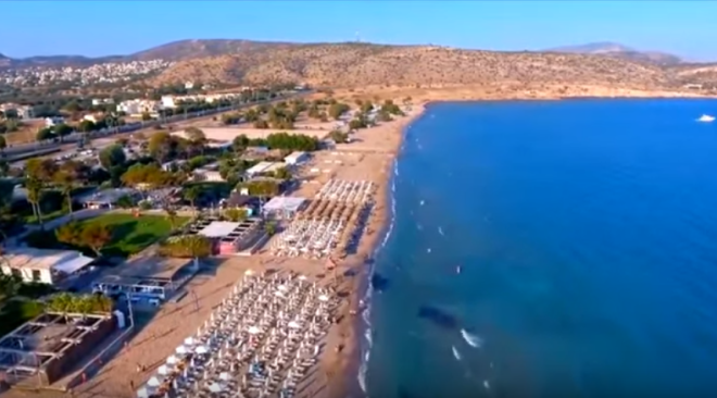 Δωρεάν είσοδο και ξαπλώστρες για όλους του δημότες στην Ακτή Βάρκιζας