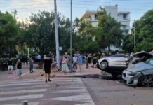 Καρέ-καρέ το απίστευτο τροχαίο στο κέντρο της Γλυφάδας Καρέ-καρέ το απίστευτο τροχαίο στο κέντρο της Γλυφάδας